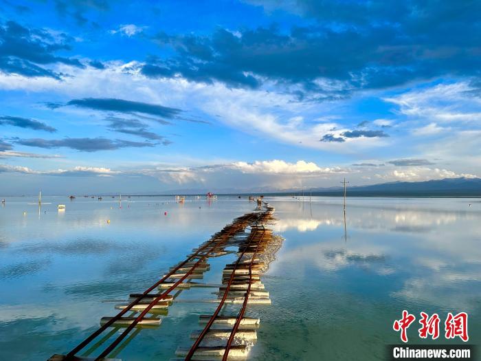 圖為茶卡鹽湖景區(qū)風光?！⒀?攝