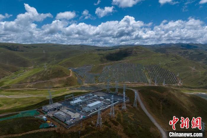 航拍建成投運(yùn)的柯拉一期光伏電站升壓站?！⒅铱?攝