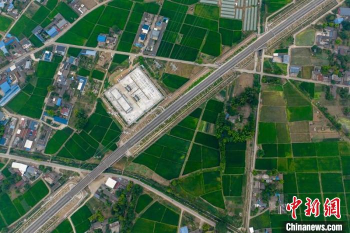 空中俯瞰綿竹牽引變電所和川青鐵路成黃段鐵路線?！⒅铱?攝