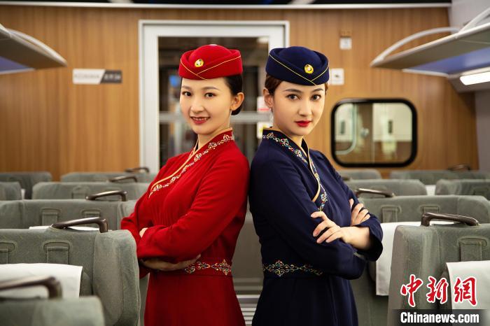 圖為整體色彩以“深藏青”和“喇嘛紅”為主調(diào)的西格段“復(fù)興號(hào)”動(dòng)車組乘務(wù)員新制服?！±罾?攝