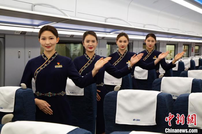 圖為身穿新制服的青藏鐵路西格段“復(fù)興號”動車組乘務(wù)員?！±罾?攝