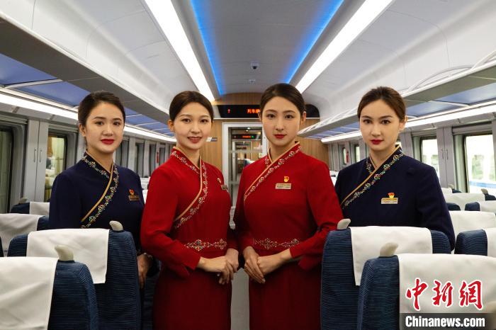 圖為整體色彩以“深藏青”和“喇嘛紅”為主調(diào)的西格段“復(fù)興號”動車組乘務(wù)員新制服。　李磊 攝