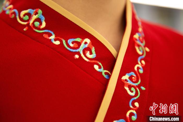 圖為新制服領(lǐng)口點綴有蒙古特色的烏力吉紋繡花?！±罾?攝