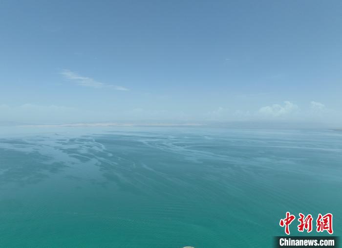 圖為航拍仲夏時(shí)節(jié)，青海湖水天一色?！∑钤鲚?攝