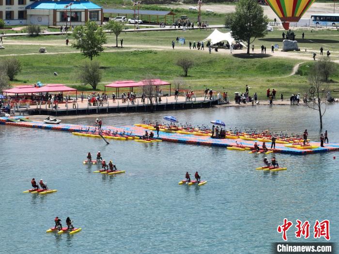 圖為航拍游客青海湖二郎劍景區(qū)體驗(yàn)娛樂(lè)項(xiàng)目。　祁增蓓 攝