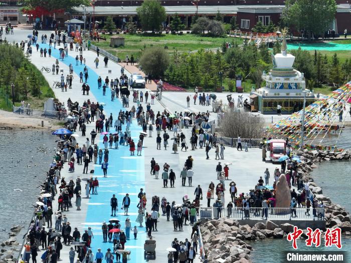 圖為航拍青海湖二郎劍景區(qū)游客眾多?！∑钤鲚?攝