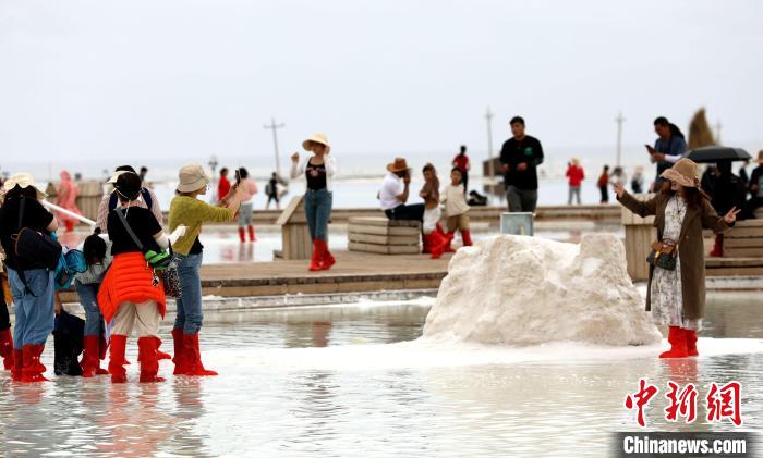 圖為游客在茶卡鹽湖拍照。　薛蒂 攝