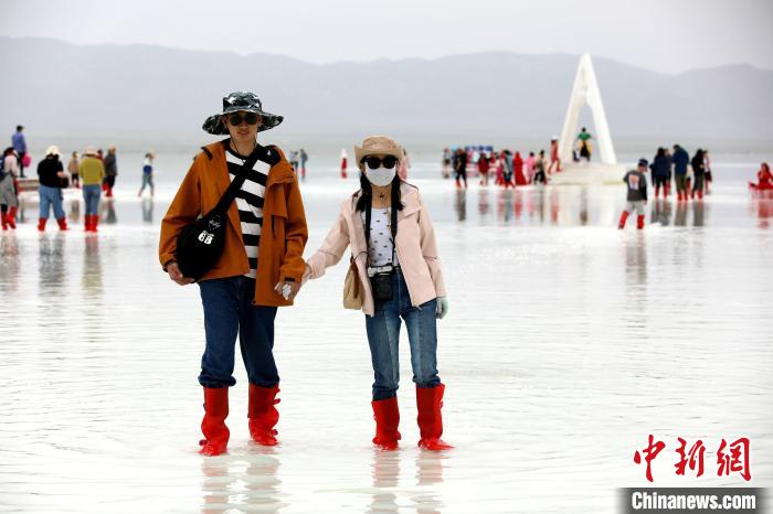 圖為游客在茶卡鹽湖之中?！⊙Φ?攝