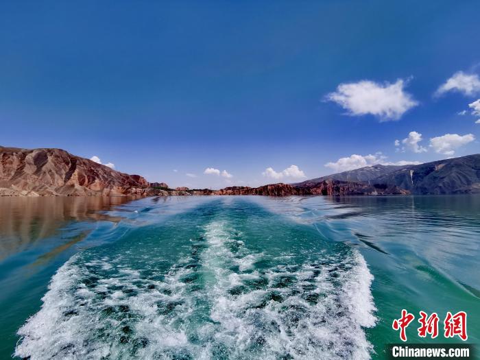 圖為坎布拉境內(nèi)的黃河庫區(qū)。(資料圖) 張?zhí)砀?攝