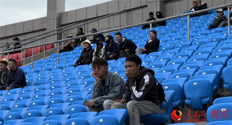 現(xiàn)場觀看“州超”的觀眾。人民網(wǎng) 劉沛然攝