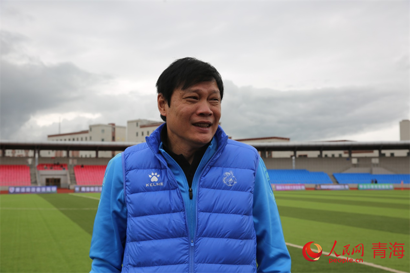 中場休息時與球員交流的范志毅。人民網(wǎng) 馬可欣攝