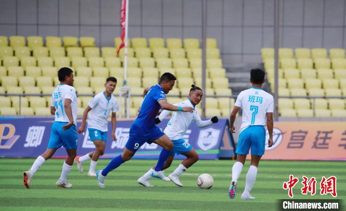 圖為班瑪隊(白)與達(dá)日隊在球場進(jìn)行比拼?！●R銘言 攝