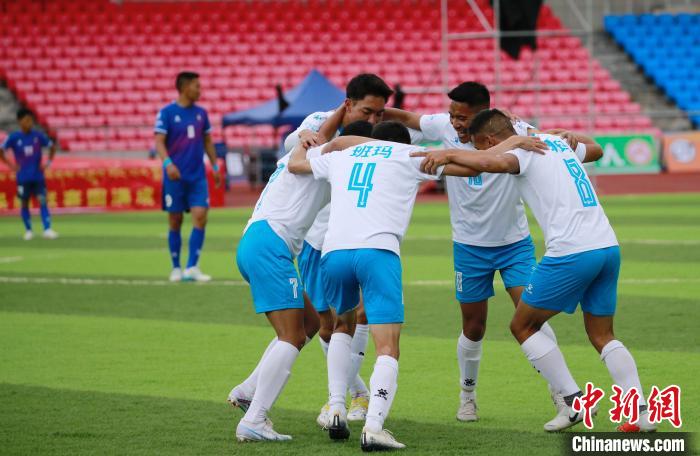 圖為班瑪隊隊員慶祝進(jìn)球。　馬銘言 攝