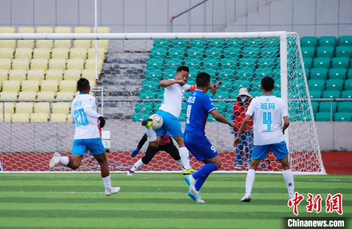 圖為班瑪隊(白)與達(dá)日隊在球場進(jìn)行比拼?！●R銘言 攝