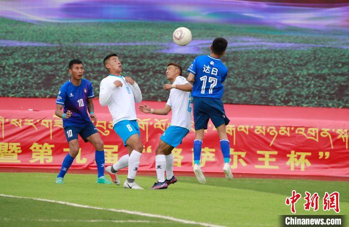 圖為班瑪隊(白)與達(dá)日隊在球場進(jìn)行比拼?！●R銘言 攝