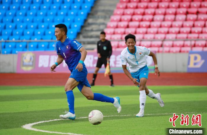 圖為班瑪隊(白)與達(dá)日隊隊員在球場感受快樂足球?！●R銘言 攝