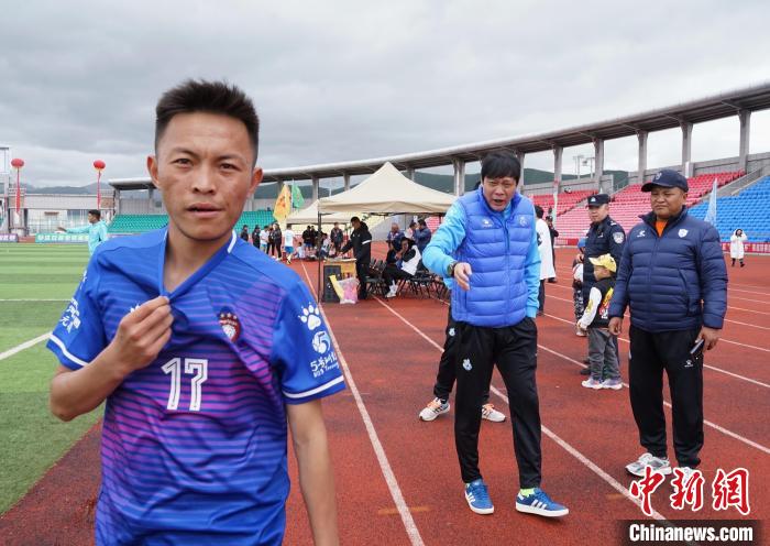 圖為范志毅在球場邊指導(dǎo)球員?！●R銘言 攝