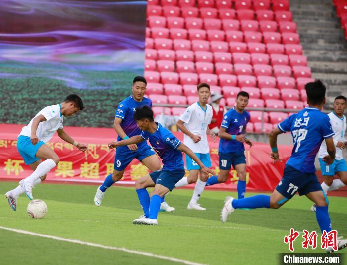 圖為班瑪隊(白)與達(dá)日隊在球場進(jìn)行比拼?！●R銘言 攝