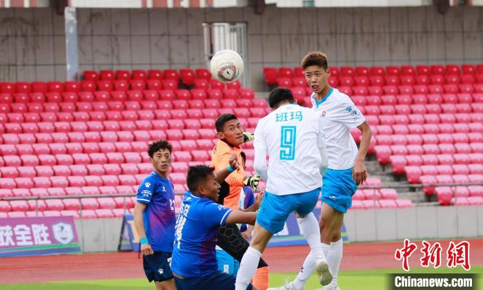 圖為班瑪隊(白)與達(dá)日隊在球場進(jìn)行比拼?！●R銘言 攝