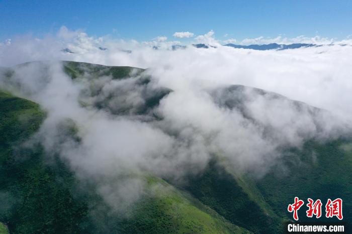 航拍賽來(lái)塘鎮(zhèn)山間云霧繚繞?！●R銘言 攝