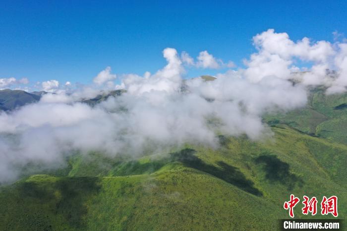 航拍賽來(lái)塘鎮(zhèn)山間云霧繚繞?！●R銘言 攝