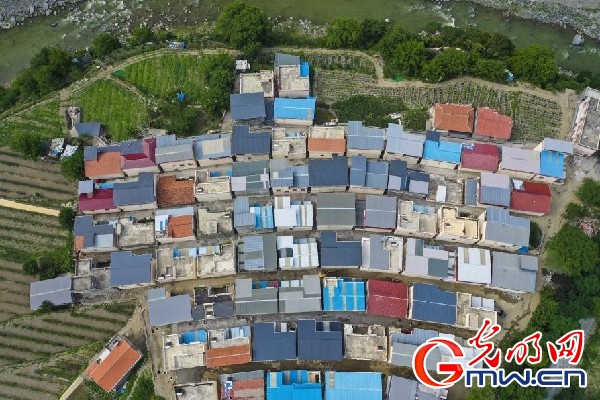 我們的家園｜小蘋(píng)果帶動(dòng)大產(chǎn)業(yè)，帶你看看這座阿壩州小村的鄉(xiāng)村振興新模式