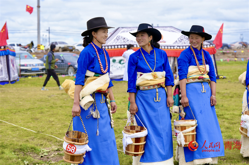 身著節(jié)日盛裝的澤庫牧女。人民網(wǎng) 陳明菊攝