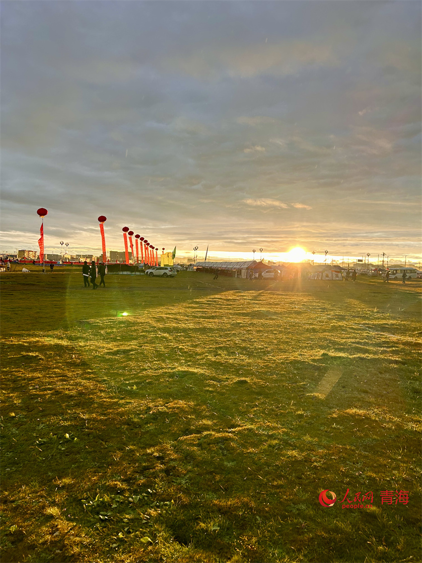 傍晚的澤曲草原。人民網(wǎng) 陳明菊攝