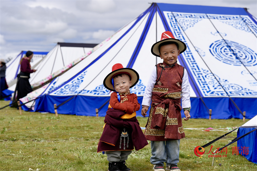 身著節(jié)日盛裝的小朋友。人民網(wǎng) 陳明菊攝