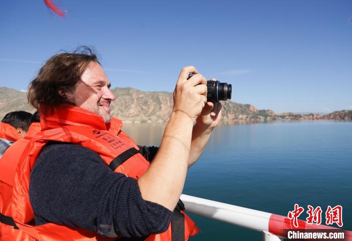 多國政黨代表暢游青?？膊祭瓏业刭|(zhì)公園