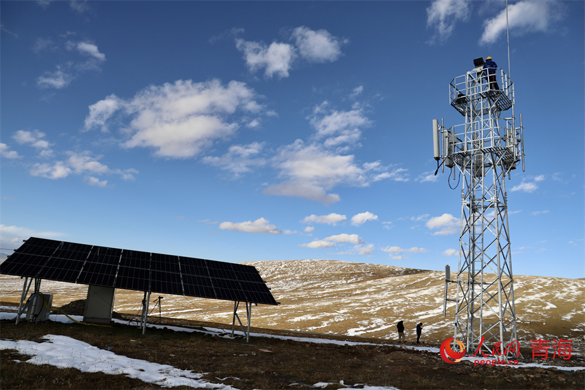 玉樹(shù)州曲麻萊縣黃河源流域約古宗列曲拍攝的中國(guó)移動(dòng)5G基站。人民網(wǎng) 陳明菊攝