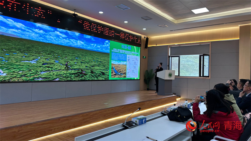 講解員通過(guò)“江源之窗”介紹玉樹(shù)生態(tài)保護(hù)情況。人民網(wǎng) 陳明菊攝