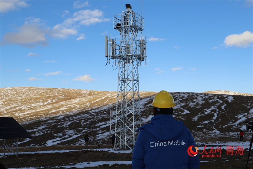 逆光下的中國(guó)移動(dòng)5G基站。人民網(wǎng) 陳明菊攝