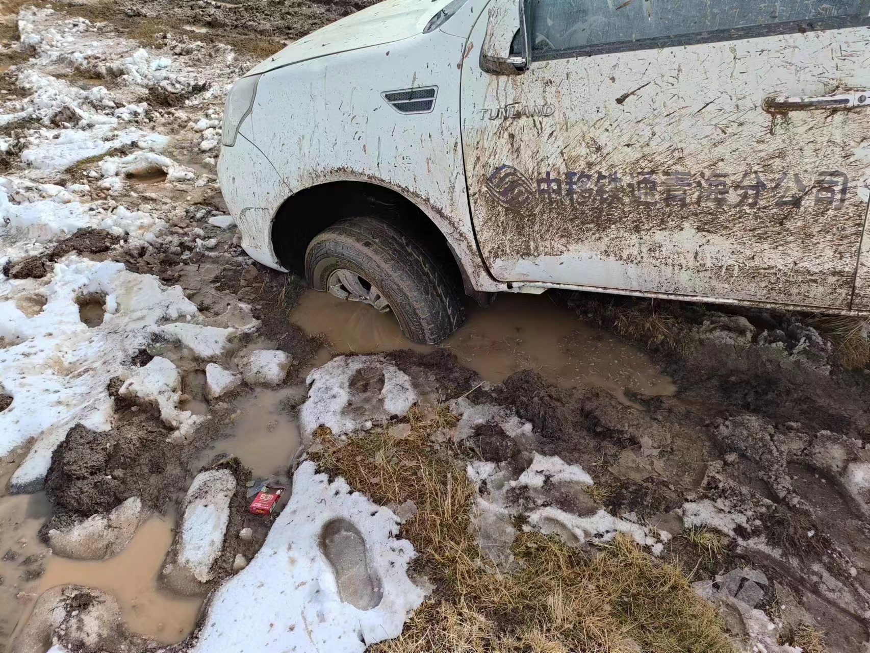 冰天雪地，泥濘路滑。祁海峰攝。