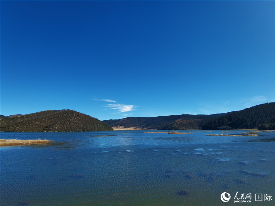 香格里拉國家公園景區(qū)內，被譽為“高原仙子”的屬都湖。人民網記者 杜明明攝