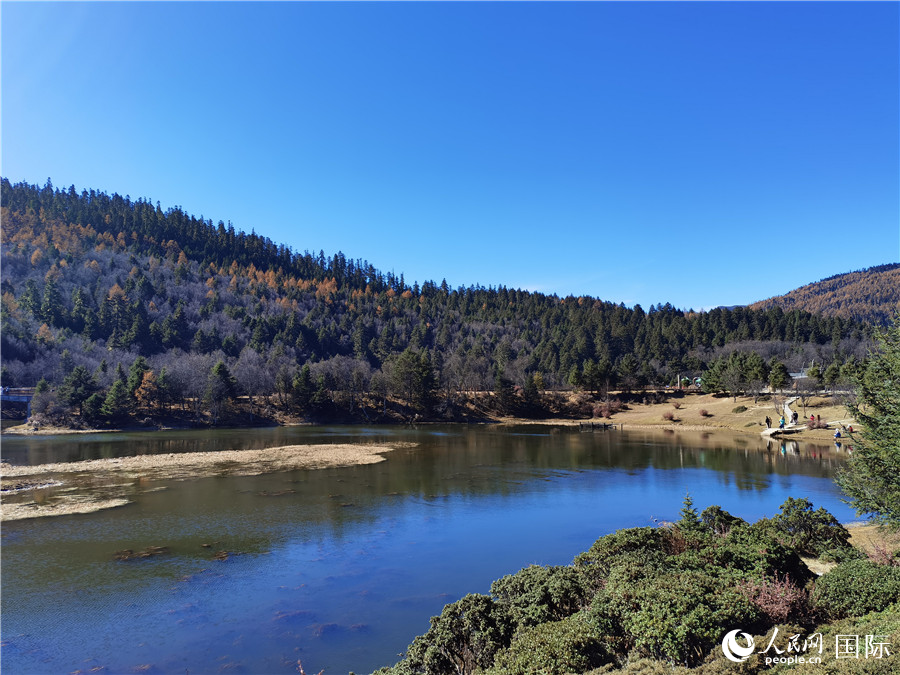 香格里拉國家公園景區(qū)內，被譽為“高原仙子”的屬都湖吸引了眾多游客。人民網記者 杜明明攝