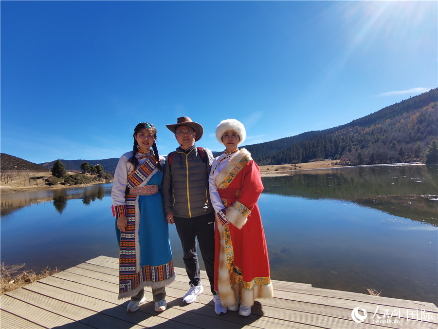 來自安徽合肥的一家三口在香格里拉國家公園景區(qū)內拍照留念。人民網記者 杜明明攝