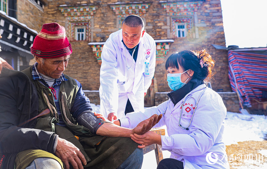幫扶醫(yī)療小分隊(duì)成員為村民義診。劉學(xué)懿攝