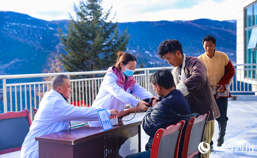 幫扶醫(yī)療小分隊(duì)成員為村民義診。劉學(xué)懿攝