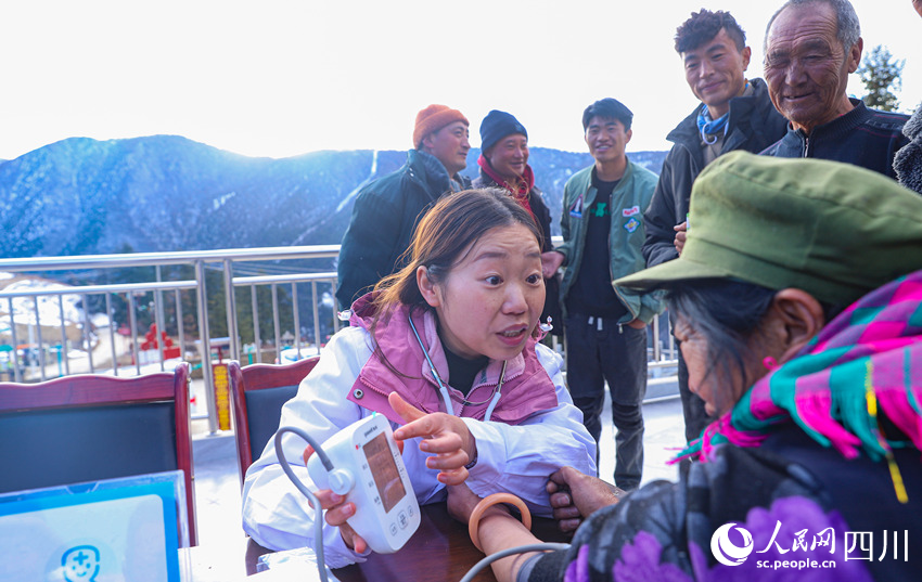 幫扶醫(yī)療小分隊(duì)成員為村民義診。劉學(xué)懿攝