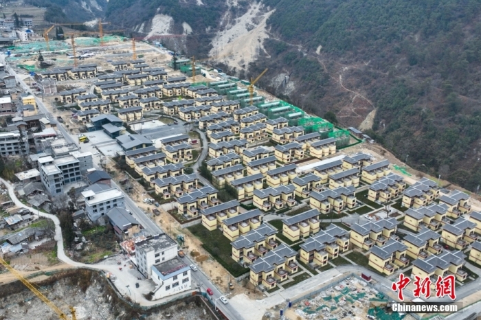 圖為2月1日，瀘定磨西鎮(zhèn)震后重建的安置小區(qū)。(無人機照片)<a target='_blank' href='/'><p  align=
