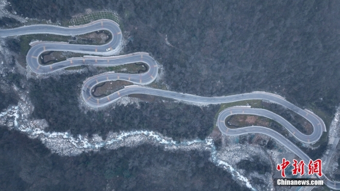 圖為2月1日，震后重建的海螺溝景區(qū)道路。(無人機照片)<a target='_blank' href='/'><p  align=