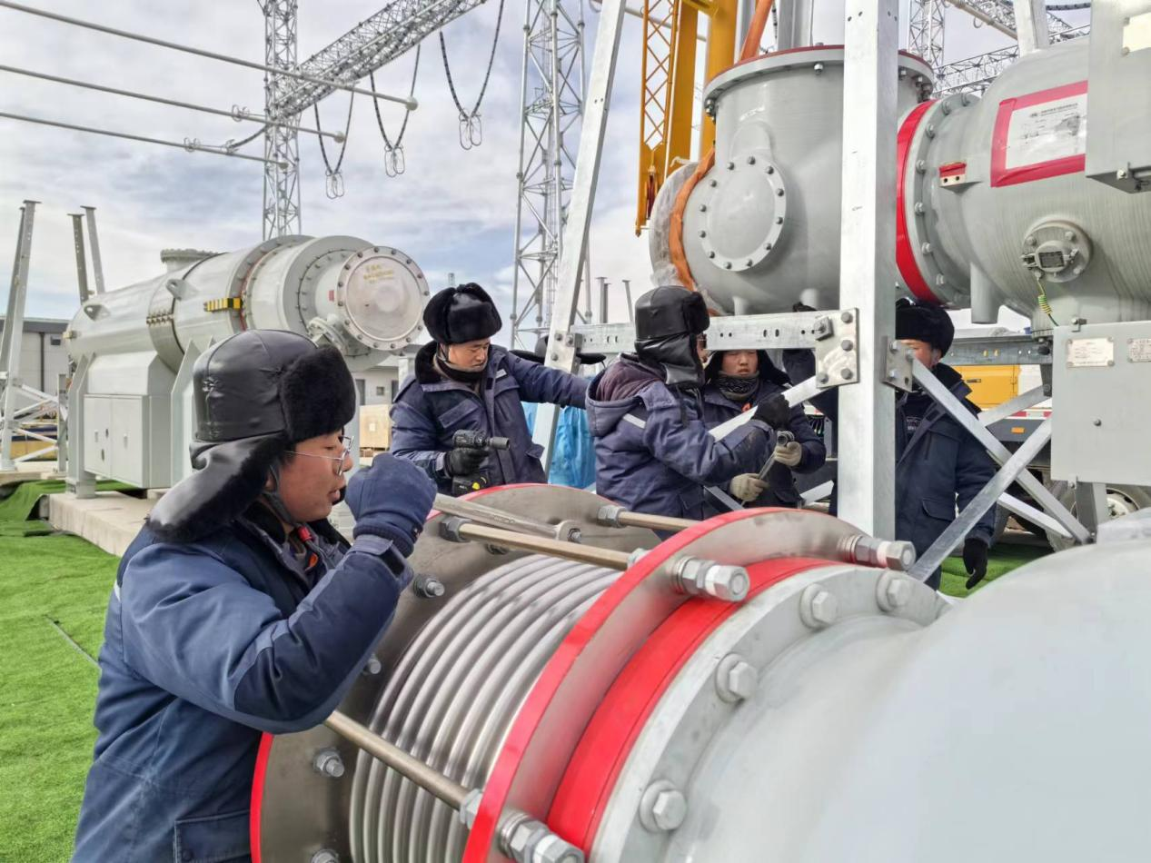 750千伏HGIS單元開蓋環(huán)節(jié)。王元明攝