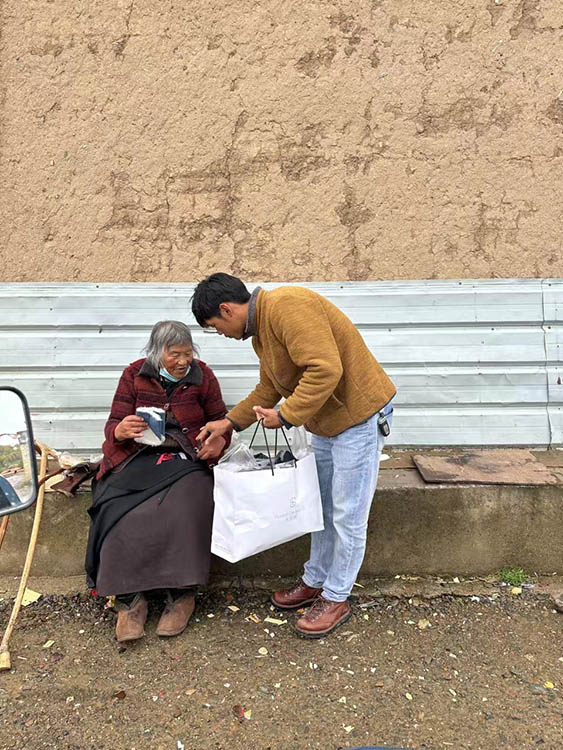 扎西奪爾登為困難群眾送去冬季御寒物資。阿壩州文明辦供圖