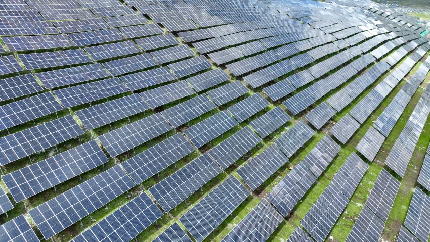 華電金川新能嘎斯都一期20萬千瓦光伏項(xiàng)目。金川縣融媒體中心供圖