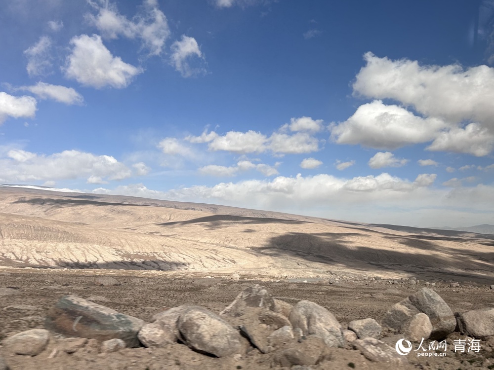 驅(qū)車前往雪山牧場管護站途中。人民網(wǎng) 陳明菊攝