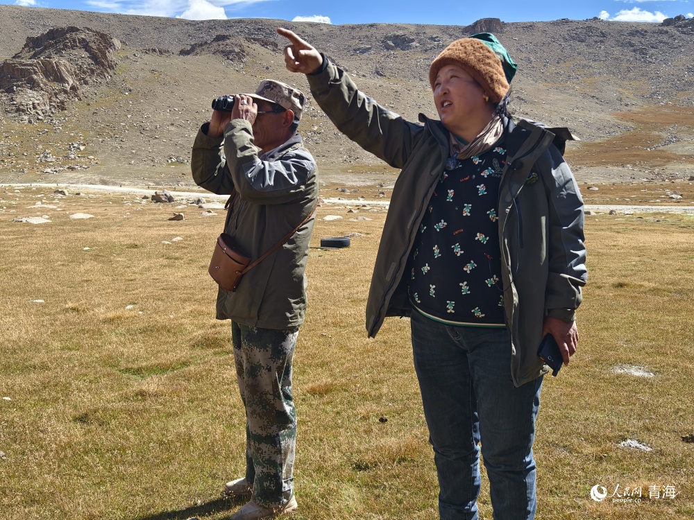 堅守在雪山牧場生態(tài)管護站的吉太本夫婦。人民網(wǎng) 陳明菊攝