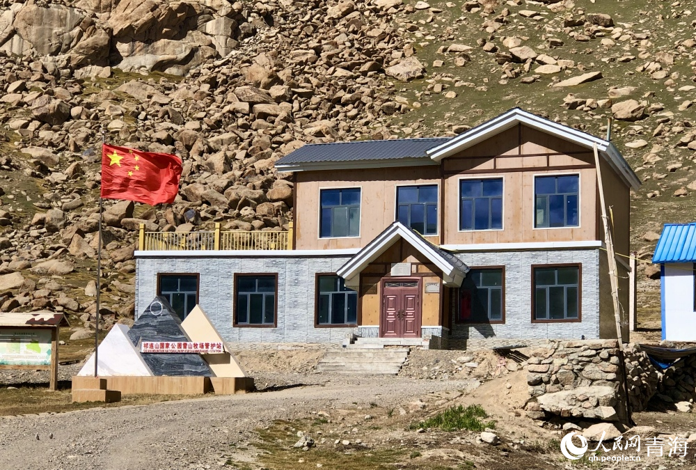 祁連山國家公園雪山牧場管護站的二層小樓。