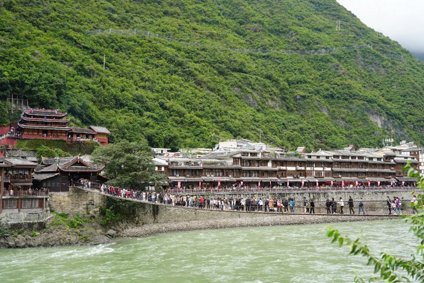 瀘定橋吸引無數(shù)游客駐足瞻仰。瀘定縣委宣傳部供圖