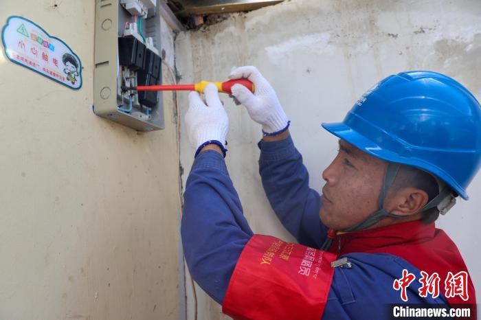 青海湖畔點(diǎn)亮萬(wàn)家燈火的藏漢雙語(yǔ)“電力衛(wèi)士”